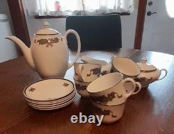 Johnson Bros Victorian Christmas Teapot withCreamer & Sugar Bowl & 6 Cups/Saucers