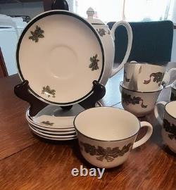 Johnson Bros Victorian Christmas Teapot withCreamer & Sugar Bowl & 6 Cups/Saucers