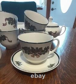 Johnson Bros Victorian Christmas Teapot withCreamer & Sugar Bowl & 6 Cups/Saucers