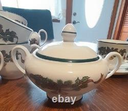 Johnson Bros Victorian Christmas Teapot withCreamer & Sugar Bowl & 6 Cups/Saucers