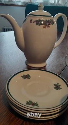 Johnson Bros Victorian Christmas Teapot withCreamer & Sugar Bowl & 6 Cups/Saucers
