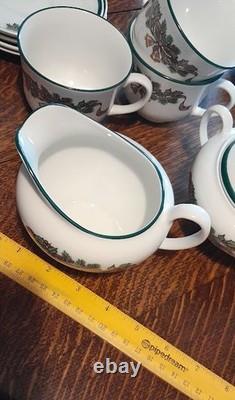 Johnson Bros Victorian Christmas Teapot withCreamer & Sugar Bowl & 6 Cups/Saucers