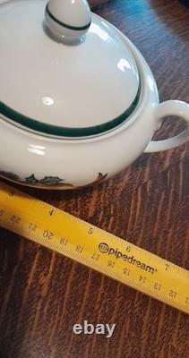 Johnson Bros Victorian Christmas Teapot withCreamer & Sugar Bowl & 6 Cups/Saucers