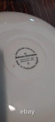 Johnson Bros Victorian Christmas Teapot withCreamer & Sugar Bowl & 6 Cups/Saucers