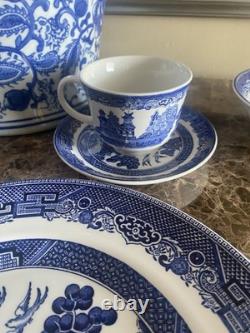 Johnson Brothers Classic Willow Blue Serves Twelve Place Settings/60 Pcs England